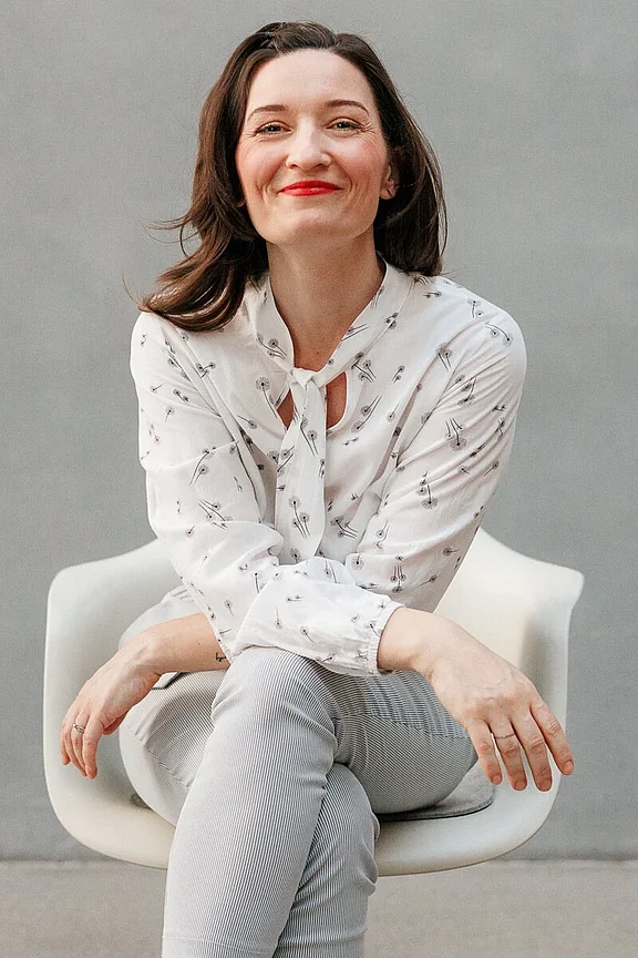 Helle Kleidungsstücke mit zarten Details schmeicheln dem Auge.