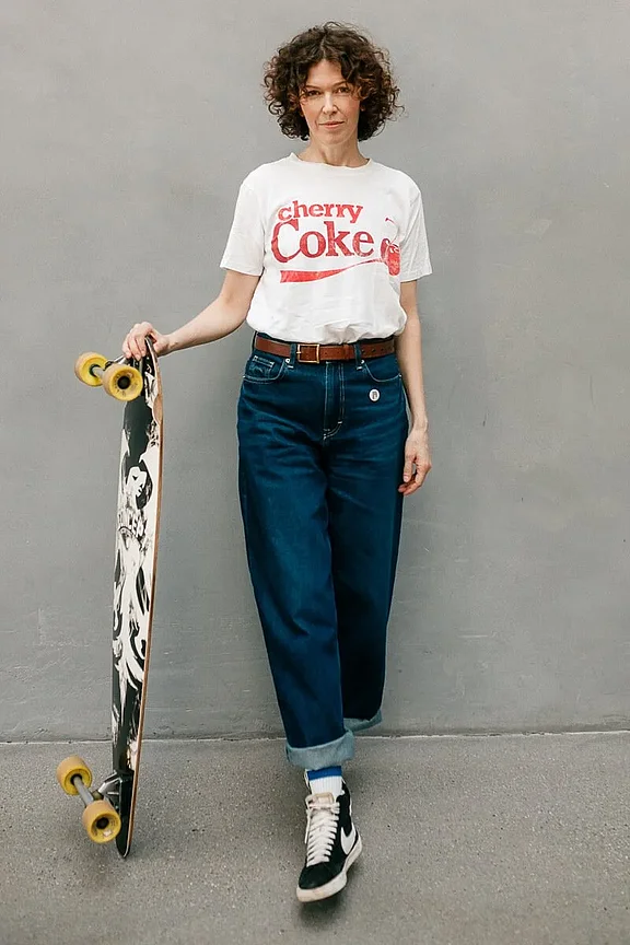 Personal Brandung Portrait einer Frau für Personal Branding: Sie trägt ein weißes Oberteil, eine beigefarbene Jacke und lächelt selbstbewusst vor einem hellgrauen Hintergrund